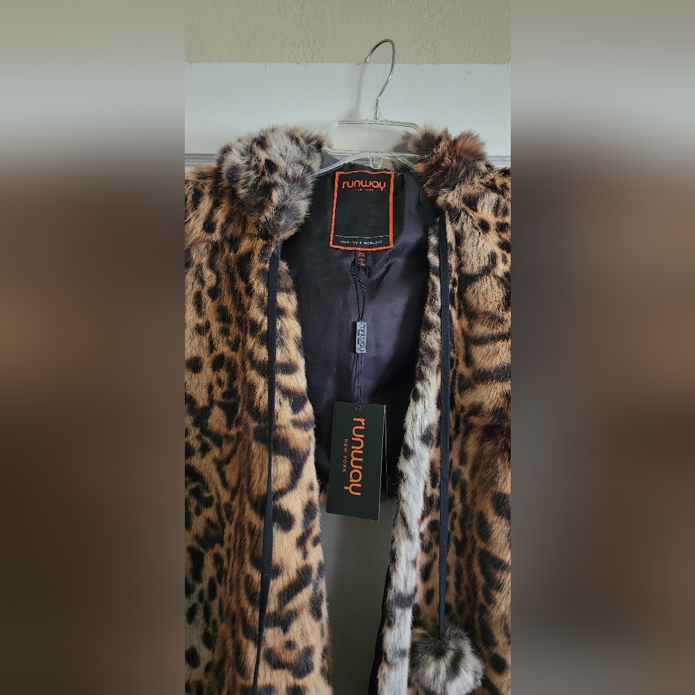 Leopard ๐ Half cape - Picture 2 of 3